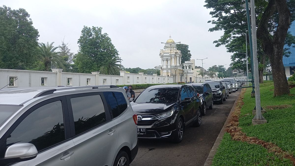 Ramai-ramai Warga di Tangerang Rela Antre Berjam-jam untuk Tes COVID-19 di Rumah Sakit