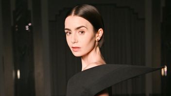 Lily Collins Jadi Audrey Hepburn di Film Tentang “<i>Breakfast at Tiffany’s</i>”