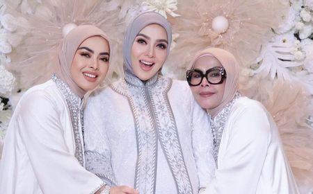 Syahrini Ditemani Ibu di Singapura Selama Jalani Masa Kehamilan