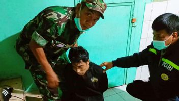 The Action Of TNI AD Members Together With Residents Arrested The Perpetrator Of Stabbing On The Roof Of A House In The Cengkareng Region