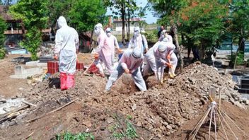 Penggali Makam COVID-19 di Malang Akui Uang Insentifnya Dipotong Misterius