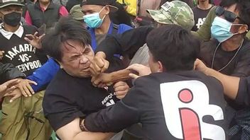 Sayembara! Disiapkan Uang Rp50 Juta Bagi yang Temukan Pelaku Pelucut Celana Ade Armando saat Dipukuli di Depan DPR