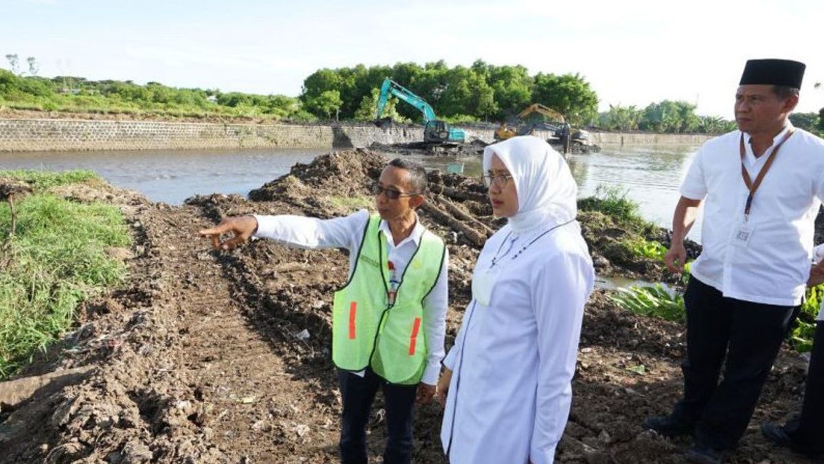 Banyuwangi Regency Government Normalizes Urban Area Rivers After Floods