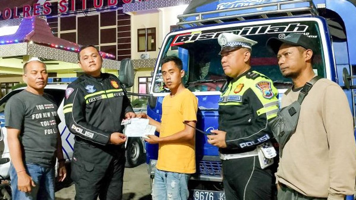 ウガル・ウガランのコンテンツのためのバイラル、警察はシトゥボンドのトラック運転手の運転免許証を取り消す