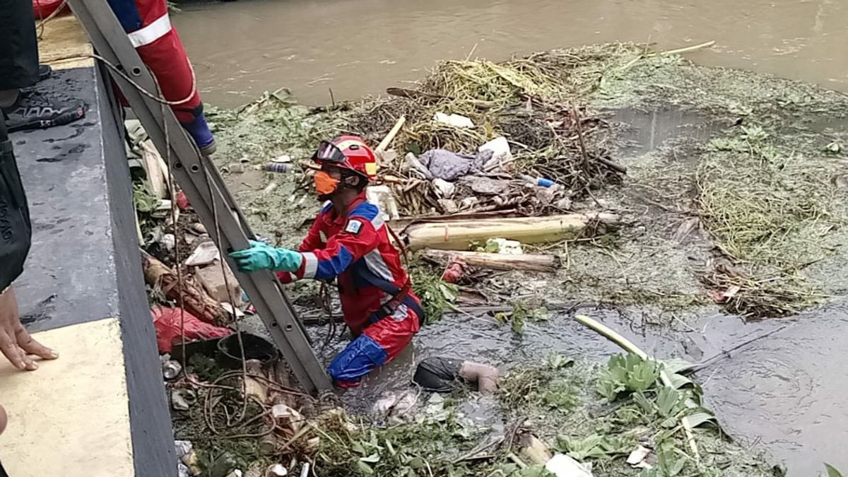 Bocah yang Tenggelam di Sungai Kalimalang Ditemukan Tewas, Tersangkut di Tumpukkan Sampah