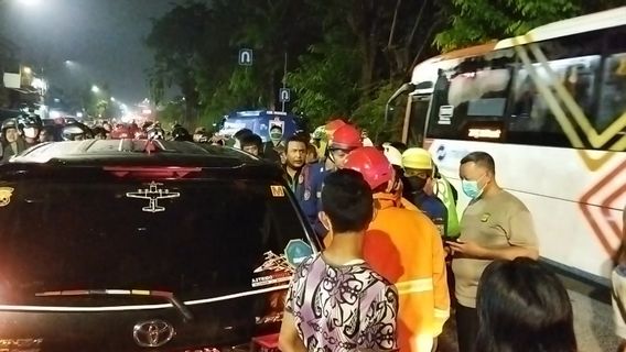 Man Allegedly TNI Member Locked For Hours Unconscious In Avanza Car In Kalimalang