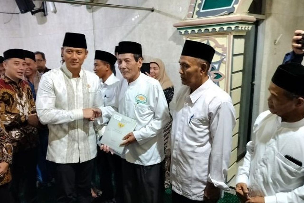 Minister AHY Distributes Land Certificates In Surabaya