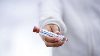 إيطاليا تبدأ التطعيم ضد COVID-19 في روما