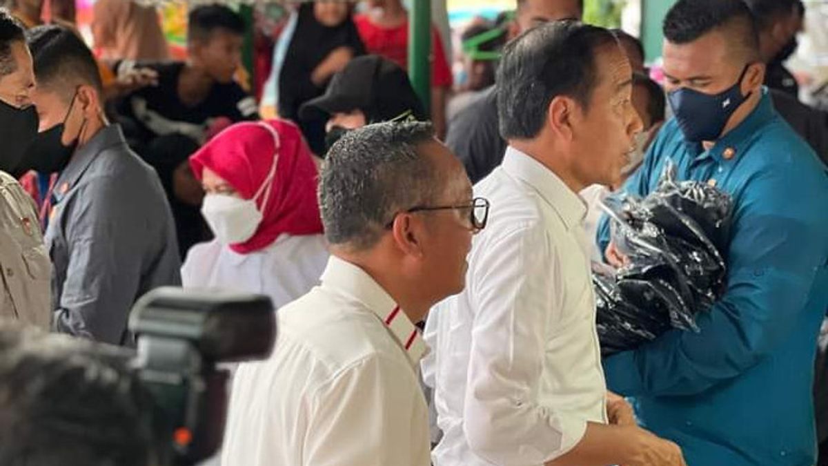 Jokowi Visits Tarakan Tenguyun Market, Checking Food Supply