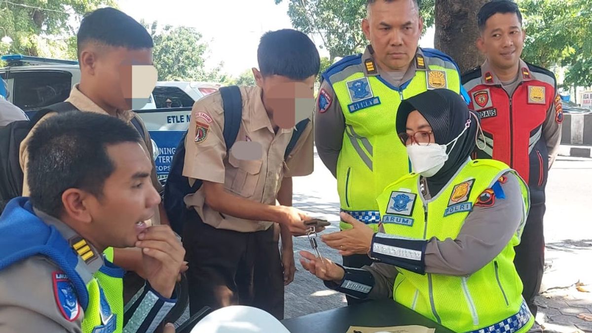 Pakai Knalpot Brong, Dua Pelajar Berseragam Pramuka Disetop Polisi, Guru Dipanggil