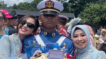 Des pleurs de bonheur, 5 moments où Dewi Perssik a accompagné son fils qui a obtenu son diplôme à Akmil Magelang