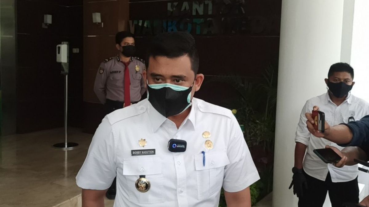 Warga Ramai-ramai <i>Geruduk</i> Balai Kota soal Vaksin, Bobby Nasution: Jangan Panik, Sabar