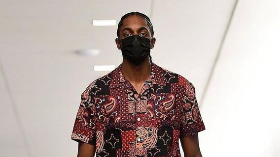 Pebasket Justin Holiday Pesan Batik dari Blitar untuk Dijadikan Merchandise NBA Fashion Hits 