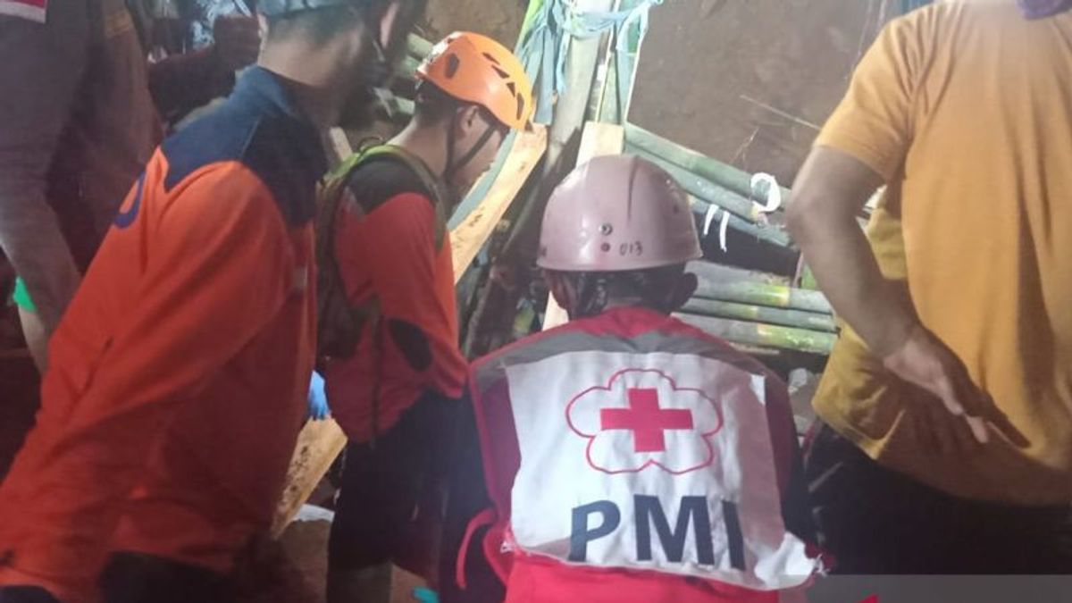 搜救队仍在努力寻找在苏加武眉被山体滑坡掩埋的受害者