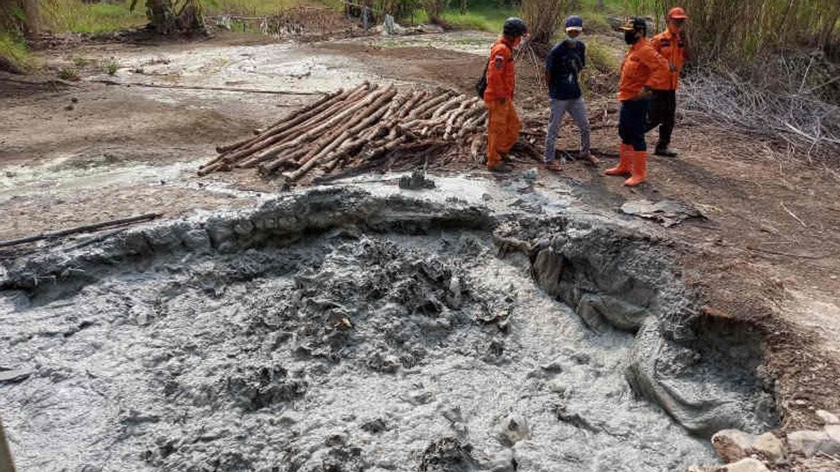 刺痛的泥浆爆发出现在西帕纳斯村西雷邦