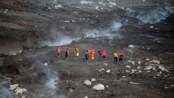 搜救队疏散了四名遇难者，其中39人因塞梅鲁火山喷发而死亡