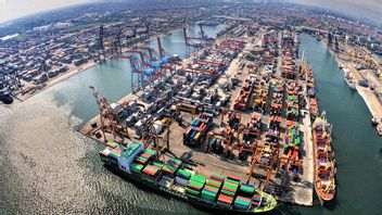 وزارة النقل تستعرض جاهزيتها لتنفيذ إمدادات الطاقة البرية في ميناء تانجونغ بريوك