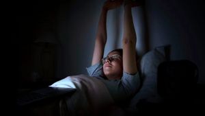 Sering Terbangun Tengah Malam? Ternyata Ini Penyebabnya