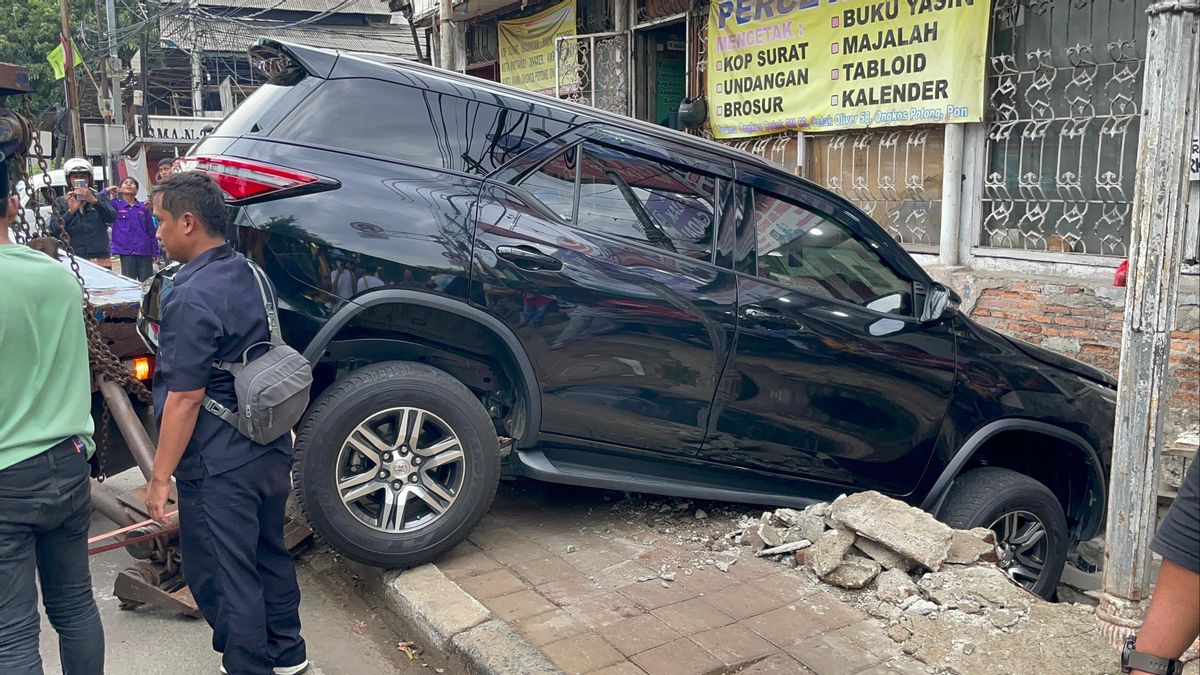 Careless Parking, The Red Plate Service Car In Matraman Fell Into The Water Channel