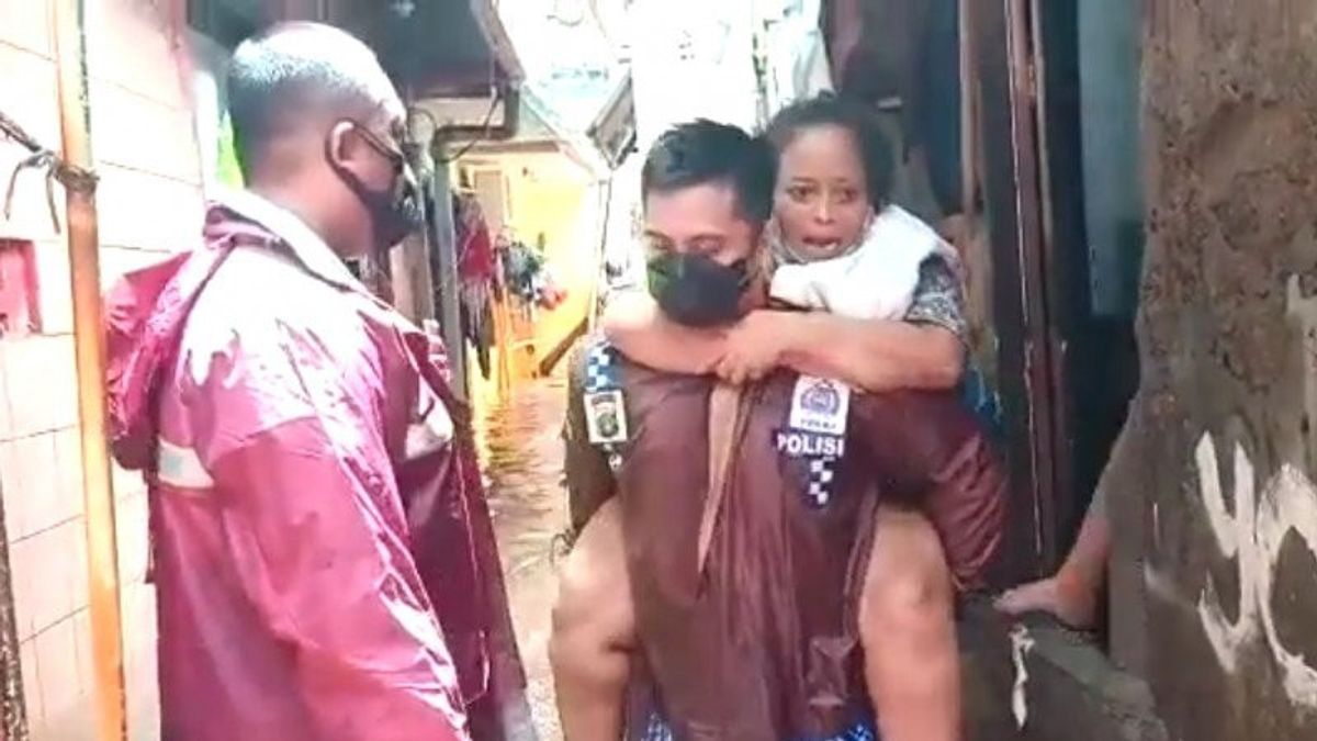 Kisah Kapolsek Cilandak Gendong Nenek yang Kakinya Sakit saat Evakuasi Banjir Melewati Gang Sempit