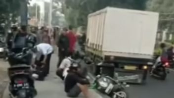 否定反对方向,7名摩托车手在Lenteng Agung被卡车撞倒