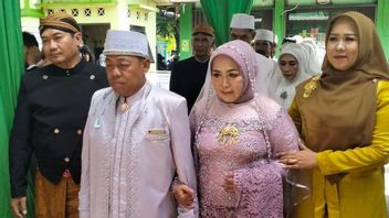 Beaucoup trouvés couples inofficiels, le ministère du Commerce de Surakarta abouti à un mariage de masse