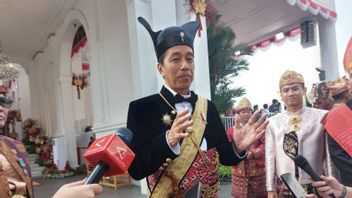 佐科威总统Kenakan Ageman Songkok Singkepan Ageng Surakarta 在印度尼西亚共和国78周年纪念仪式上