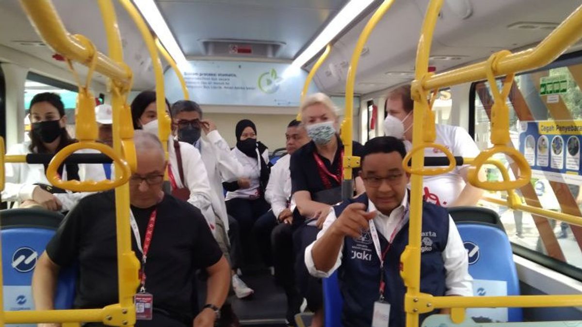Anies Ajak Delegasi U20 Keliling Jakarta Naik Bus Listrik dan MRT