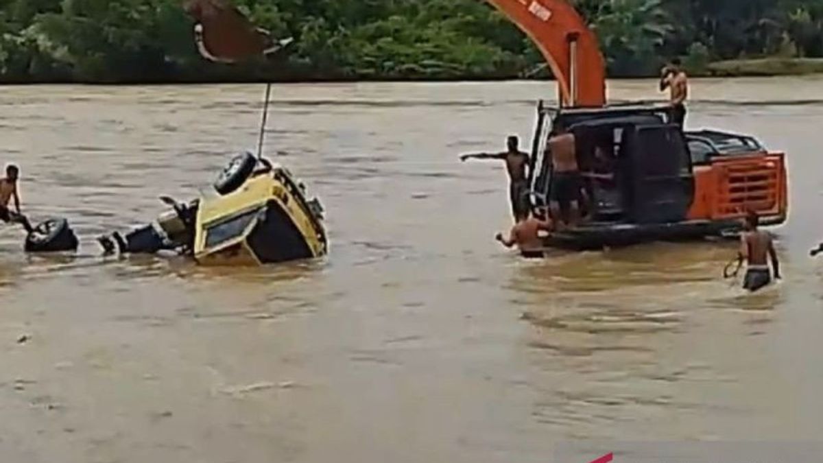 Slipped Into The Galian Hole, A Koral Transport Truck In West Aceh Drowned In The Krueng Woyla Watershed