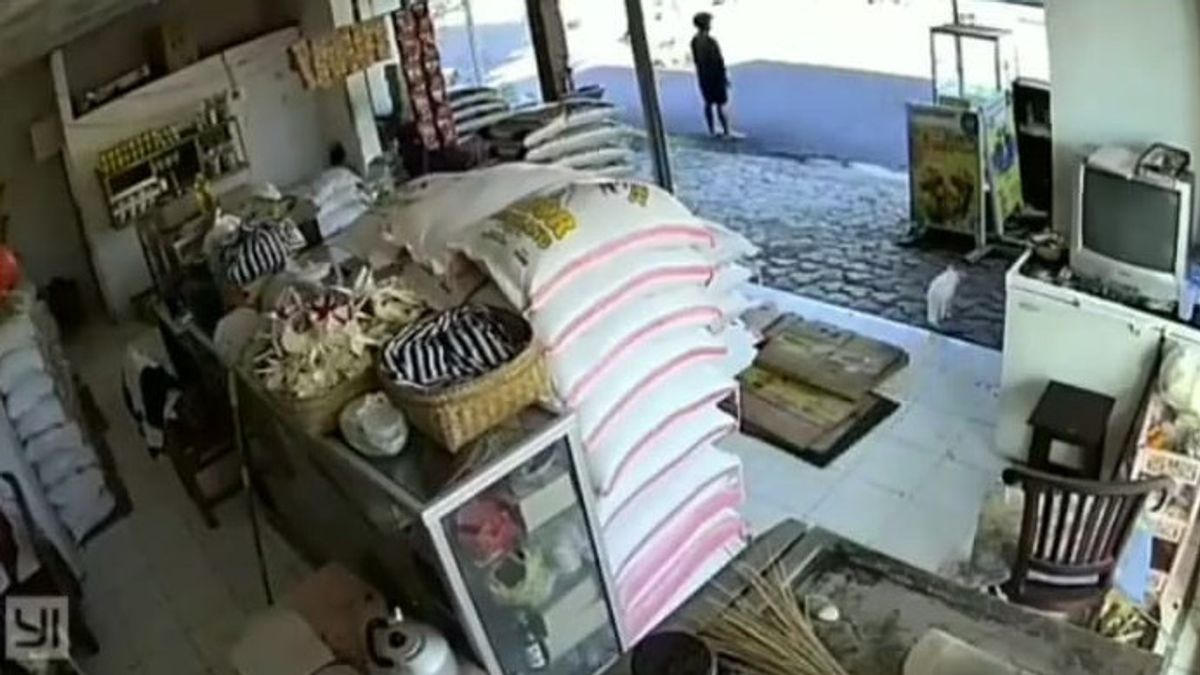 CCTVは、米の袋を盗むバリでヘルメットをかぶった男の行動をキャプチャ
