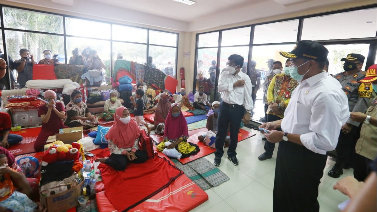 Kunjungi Pengungsi Banjir Kalsel, Menko PMK Janji Kirim Alat Swab, Singgung Ketahanan Lingkungan