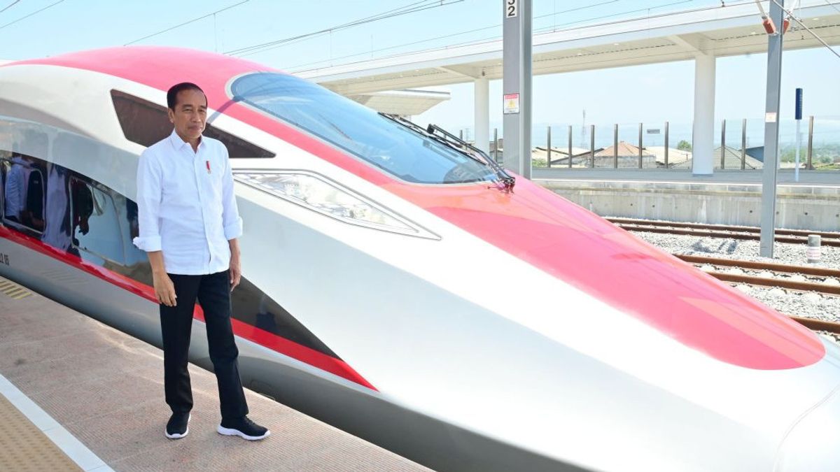 Bertemu Menlu China, Jokowi Minta Percepatan Penyelesaian Studi Kelayakan Kereta Cepat Surabaya