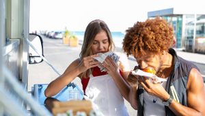 Tips Menjaga Pola Makan Sehat Saat Kulineran