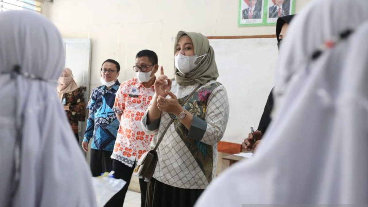 Le Gouvernement De La Ville De Makassar Sélectionne Les élèves Du Primaire Qui Apprennent Face à Face Avec Genose