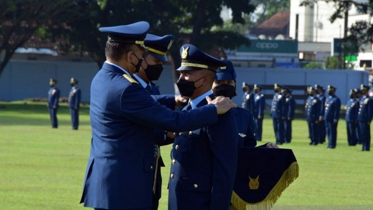 恭喜174名从第26军塞图克帕部队毕业的军官，他们由KSAU元帅Fadjar Prasetyo就职