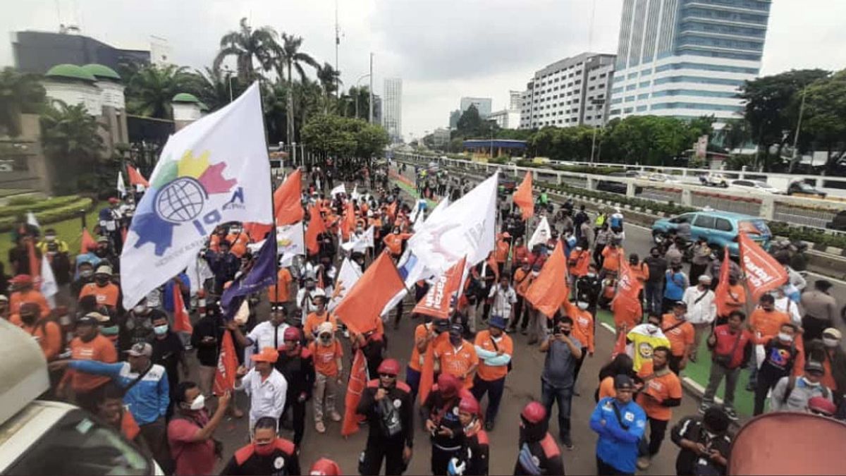 Ratusan Buruh di Jakarta Turun ke Jalan, Tolak Omnibus Law UU Cipta Kerja 
