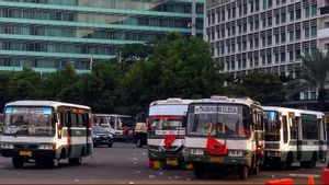 Ahok Bans Kopaja Zombies From Entering The Busway Line In Today's Memory, November 22, 2013