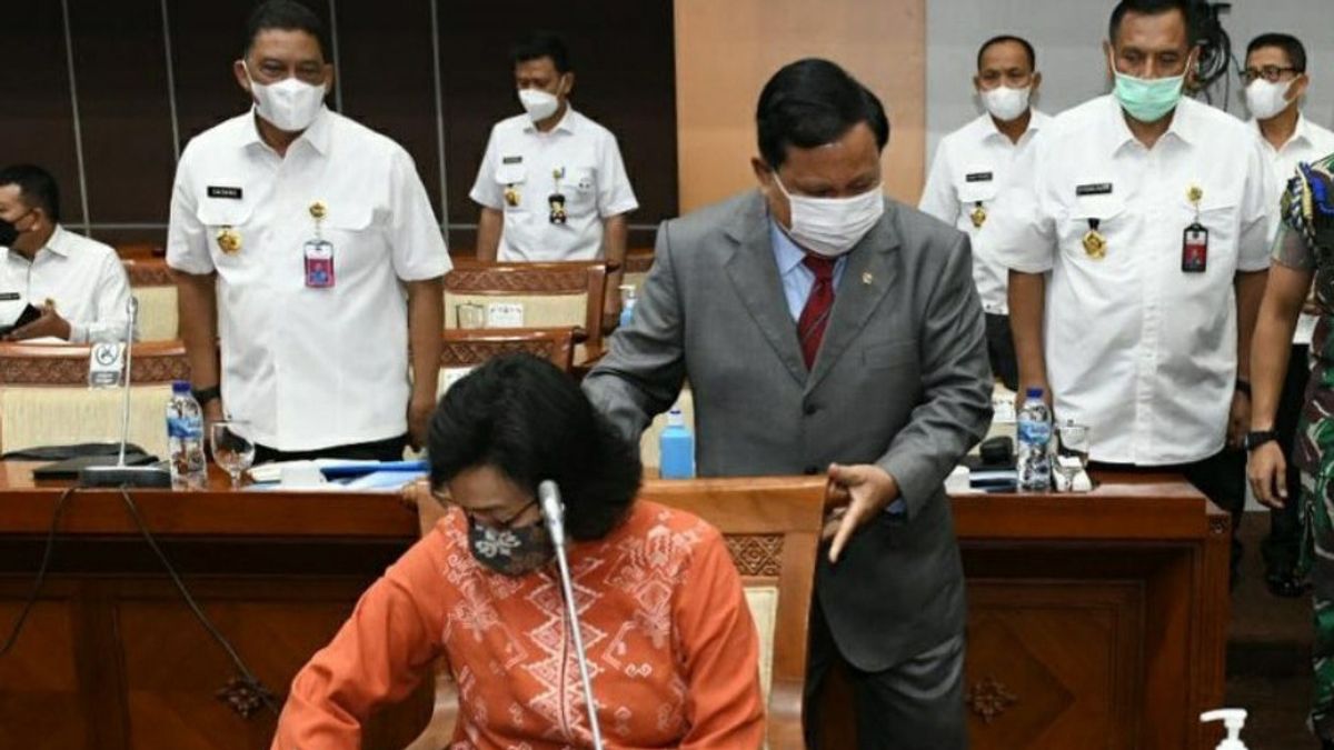 Sri Mulyani Assisted By Prabowo Subianto While Attending The House Of Representatives Commission I Meeting To Discuss The Sale Of Ships Belonging To The Indonesian Navy