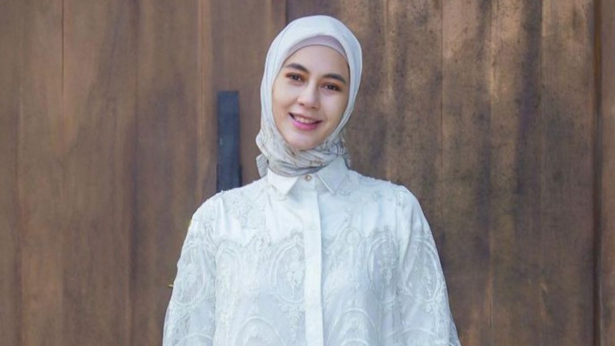 Paula Verhoeven Tuai Pujian 拒绝与Baim Wong一起制作不使用 Hijab 的内容
