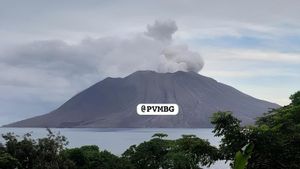 Friday Morning, North Sulawesi Space Mountain Issues White Smoke