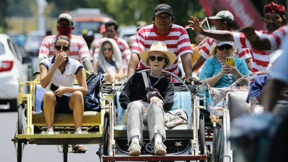 سفينة سياحية فرنسية سياحية La Laperouse مشاهدة المعالم السياحية بواسطة Rickshaw حول مدينة Probolingo