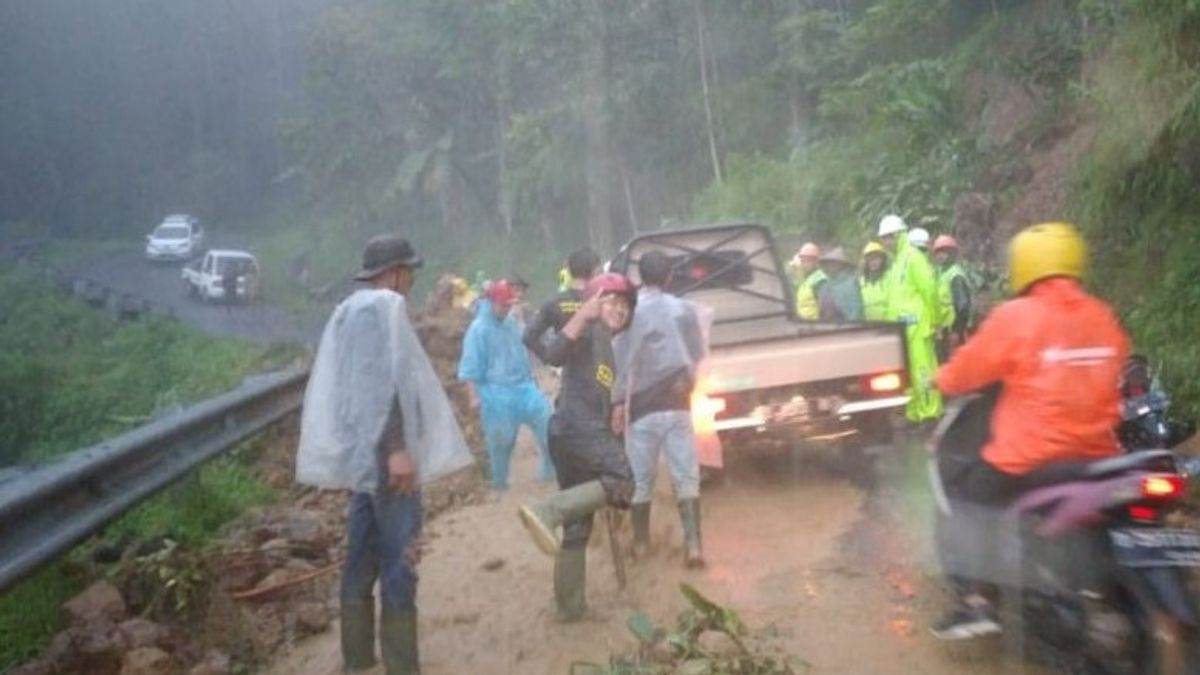 地すべりの山がクリアされ、ナリングルのバンドン-シアンジュール線を通過できます