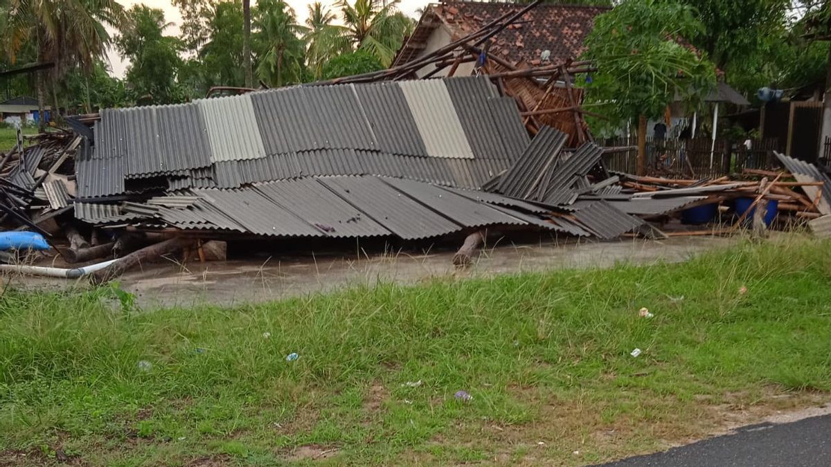 Whirlwind Strikes East Lampung, Dozens Of Residents' Houses Are Damaged