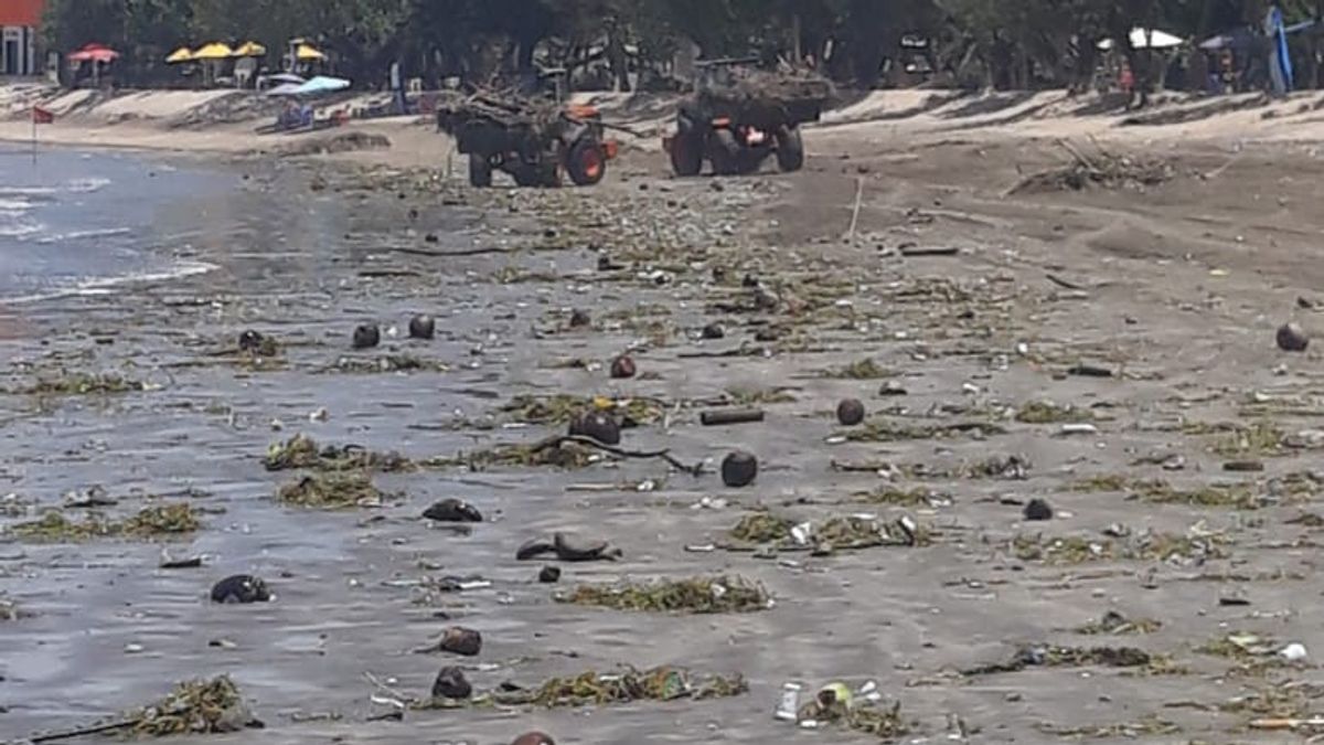Viral Video Warga Mandi di Pantai Kuta Dikelilingi Hamparan Sampah