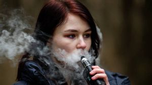 New Study: Vape User Inhaling 'Acutly Toxic' Compounds That Can Cause New Waves Of Kronis Disease