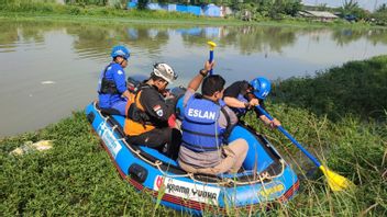 فريق البحث والإنقاذ يوسع منطقة البحث عن ضحايا حوادث الدراجات النارية المفقودين في نهر كاليمالانغ