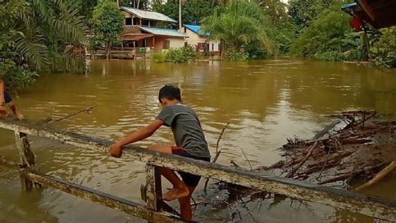 BPBD Catat 1 Jembatan Putus dan 1.242 Warga Desa Meranti Landak Mengungsi Imbas Banjir