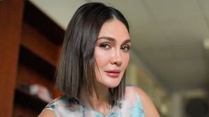 <i>Good Looking</i> Meski Harus Kejar Waktu, Intip 7 Potret Luna Maya Jaga Pose Tetap Cantik