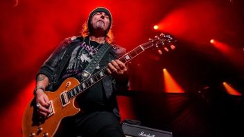 Phil Campbell eks Motörhead Kecam Penonton yang Sibuk dengan Ponsel saat Konser