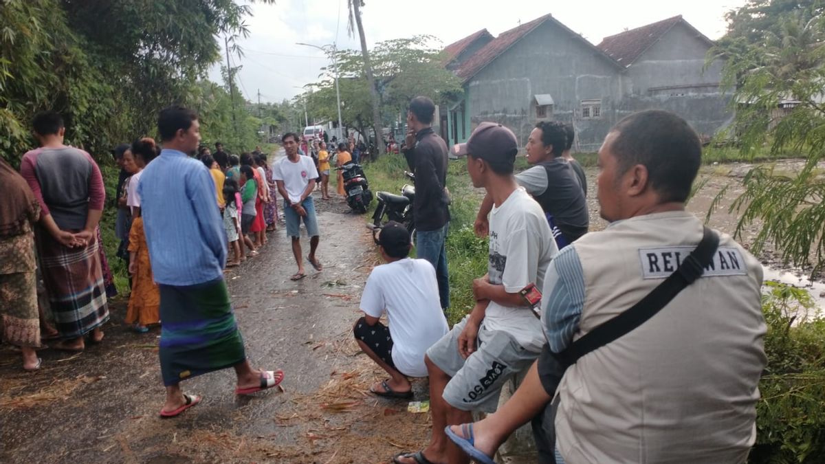 نهر التيار الثقيلة فجأة، والأطفال في مونكار Banyuwangi فقدت جرها